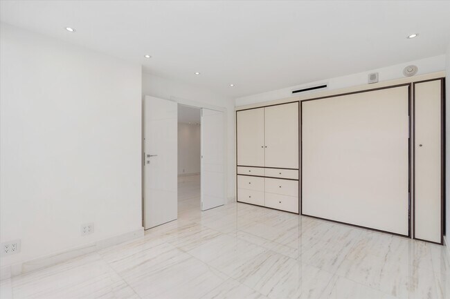 Building Photo - 2200 S Ocean Ln