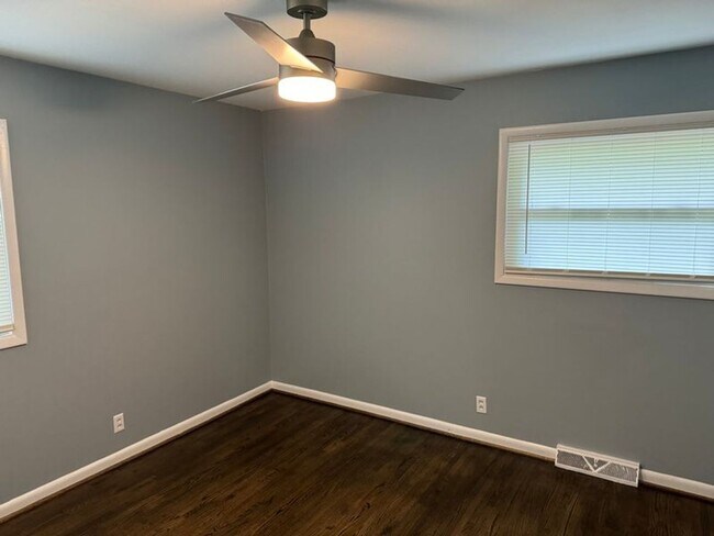 Building Photo - NOW AVAILABLE! RENT READY!!