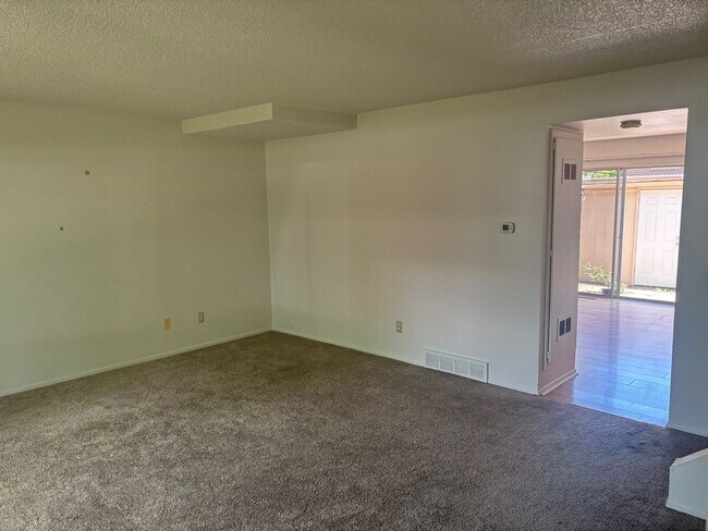 Building Photo - Updated 3bd/2.5ba Townhome in Lakewood