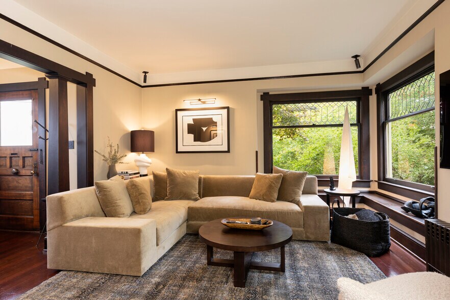 Living room - 911 W Howe St