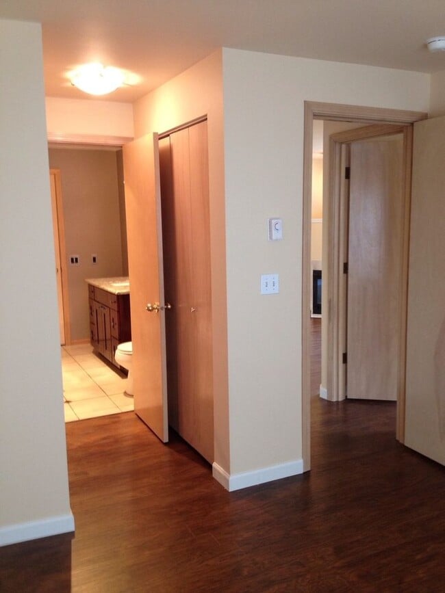 Building Photo - Bright Top-Floor Condo Near Northgate & Green Lake