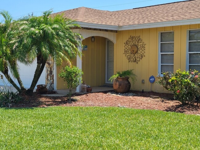 Building Photo - 725 Hibiscus Dr