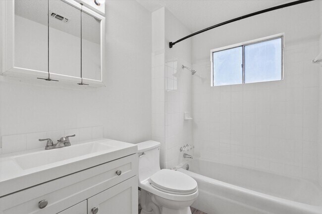 Building Photo - 703 Huntingdon Pl