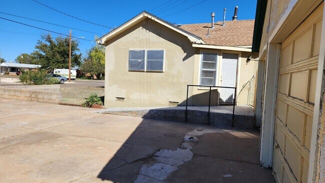 Building Photo - 800 S Elgin Ave