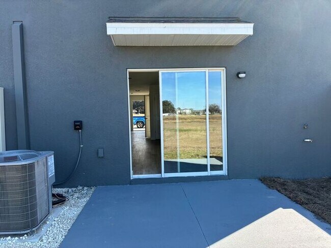 Building Photo - 3 Bedroom, 2.5 Bath Townhome