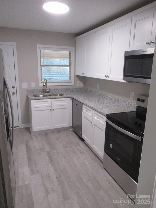 Building Photo - 1761 River Rd