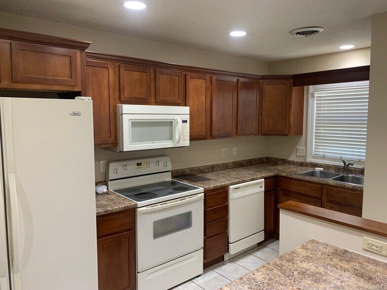 Building Photo - 6527 Deane Hill Dr