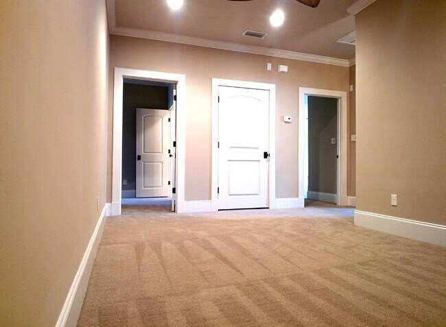 Building Photo - 4 Bedroom Luxury Townhome - Great Location