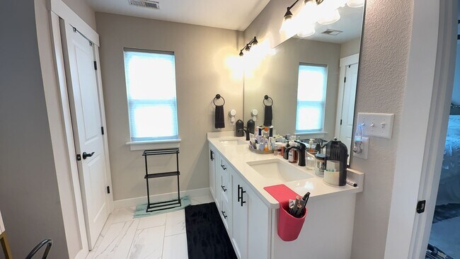 Building Photo - Modern 4-Bedroom Virginia Beach Home Near Town Center!
