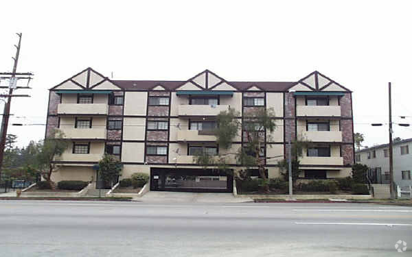 Building Photo - 7601 N Hollywood Way