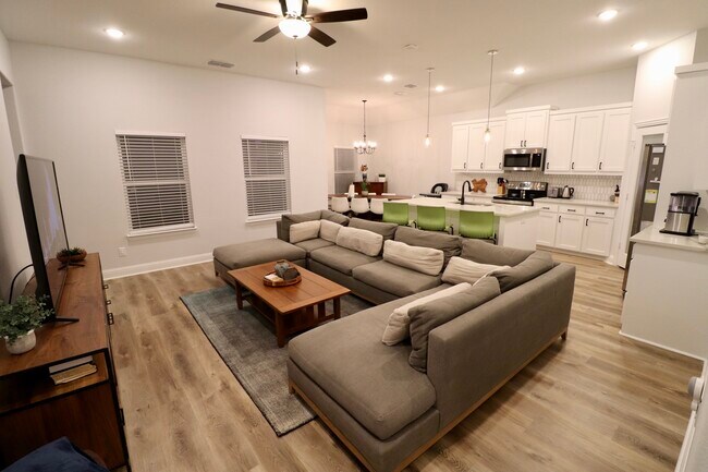 Building Photo - 2009 Toronto St