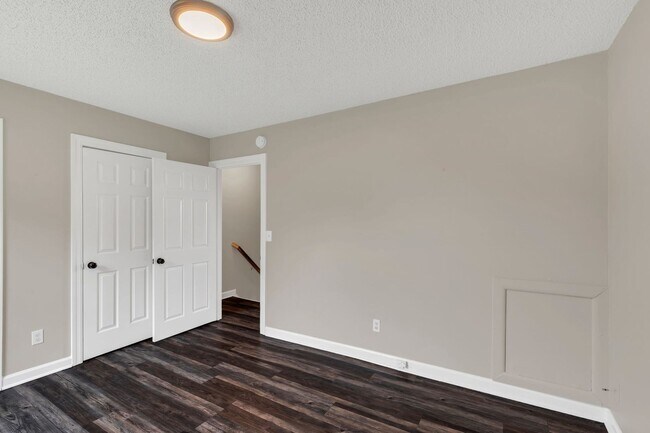Building Photo - AVAILABLE NOW. 2 BD 1 1/2 BATH. CLOSE TO E...