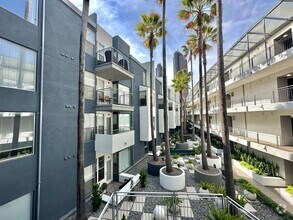 Building Photo - Luxury 2 Bed/2.5 Bath 2 Story Townhouse in...