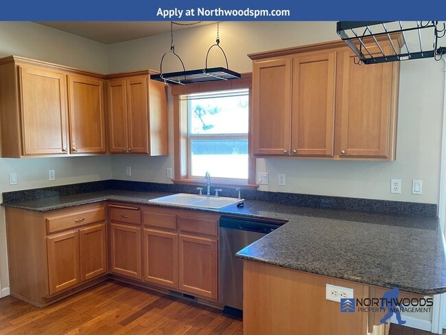 Building Photo - Beautiful 2 Story Home 3 Bdm/2.5 Bath in Q...