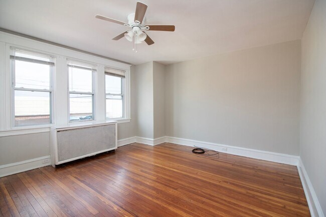Building Photo - ? ? ? UPDATED 3 BEDROOMS & 1.5 BATH HOME L...