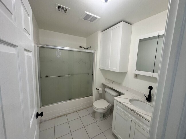 Building Photo - 225 Halladay St