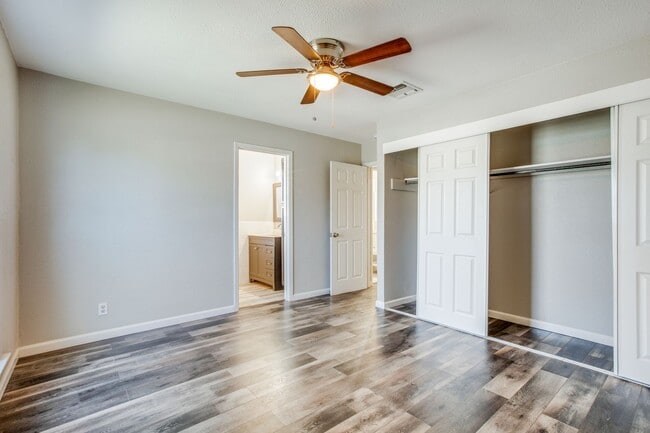 Building Photo - 2610 Lake Briar