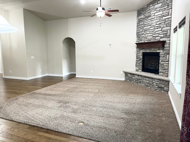 Building Photo - Silver Lining