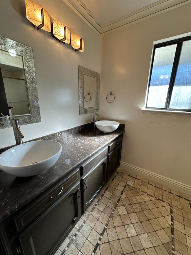 Building Photo - 3644 W Beechwood Ave