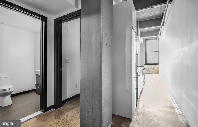 Building Photo - 1701 Tulip St