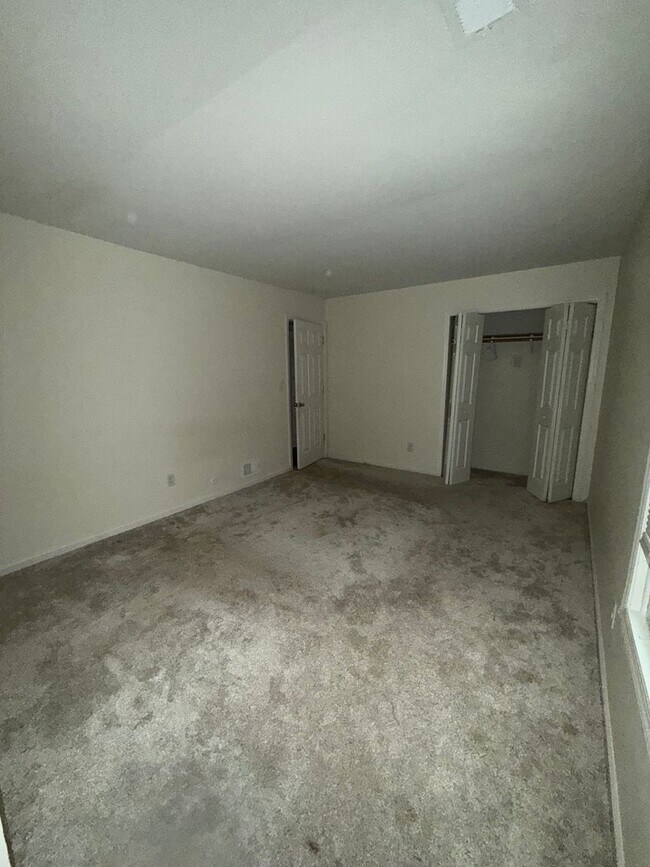 Building Photo - 22 Avon Dr