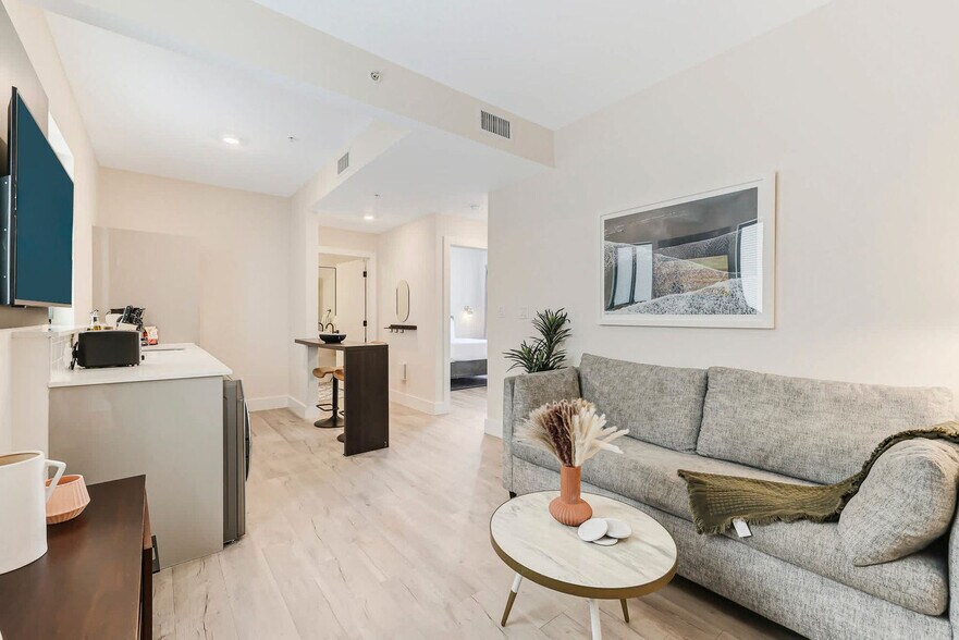 Primary Photo - 3031 NE 4th Ave