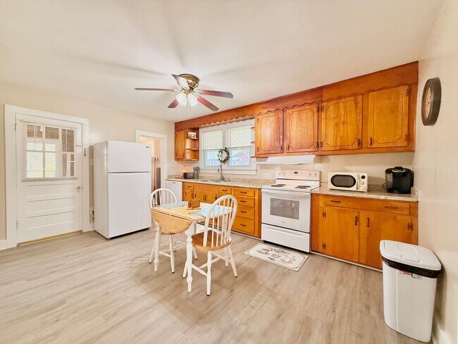 Building Photo - Fully Furnished & Utilities Included -SHOR...