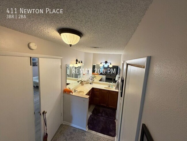 Building Photo - 411 Newton Pl