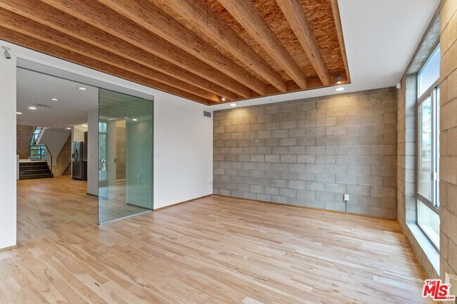 Building Photo - 6615 Melrose Ave