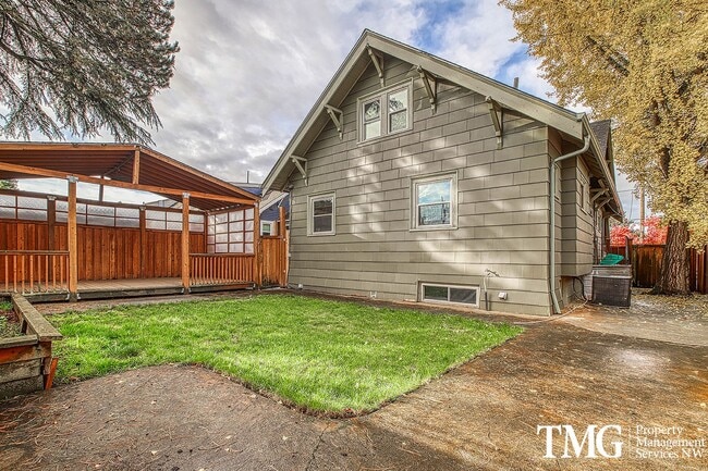 Building Photo - Stunning 4BD Craftsman in Excellent N Port...