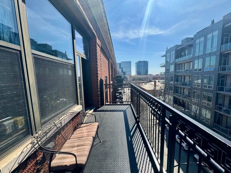 Building Photo - 1040 W Adams St