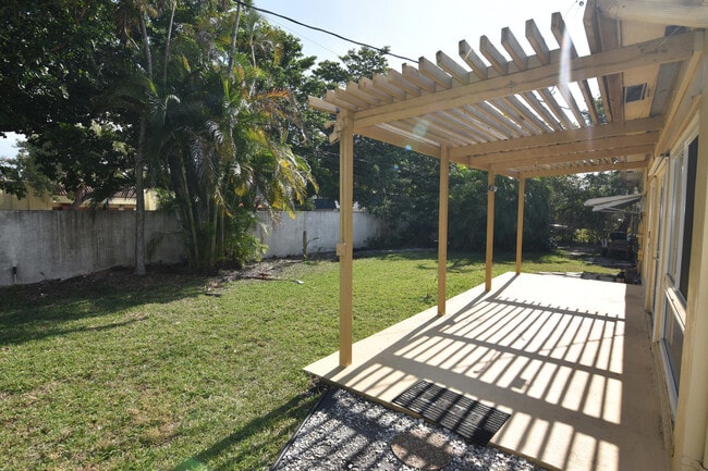 Building Photo - 2260 NE 5th Ave