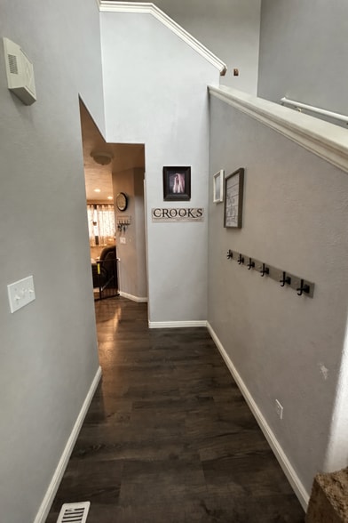 Entry - 1998 Dakota Ln