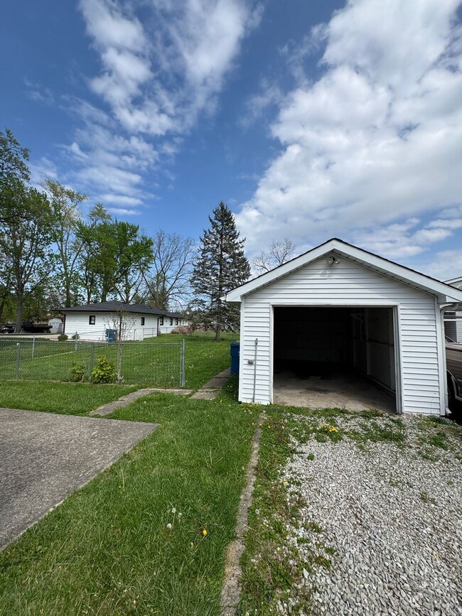 Building Photo - Warren Twp - 3 BR home