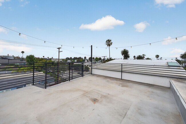 Building Photo - Discover this striking 3 bedroom apartment for rent in Venice, offering 4 bathrooms, contemporary...
