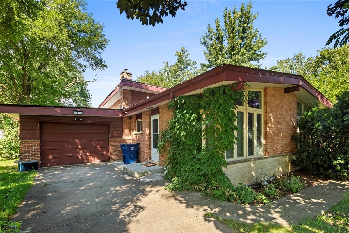 Building Photo - 747 Leclaire Ave