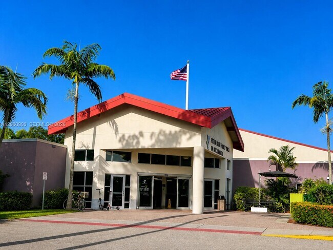 Building Photo - 6585 Somerset Dr