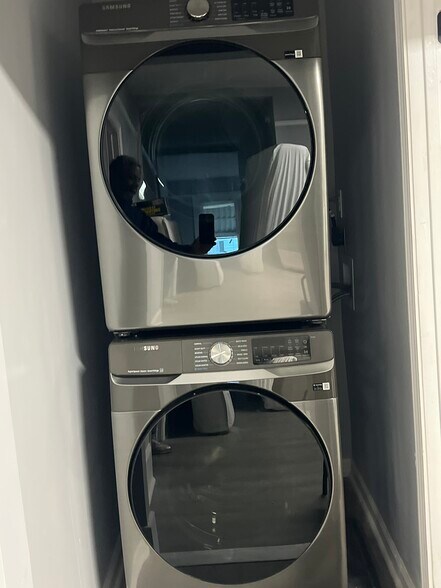 Building Photo - 1933 James Ave