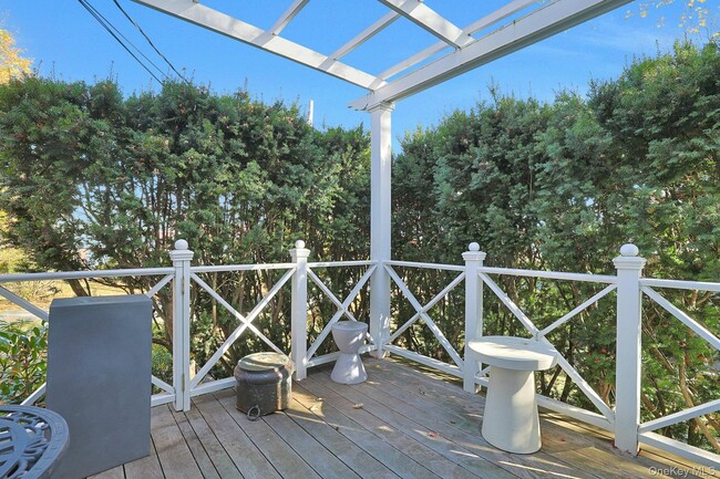 Building Photo - 9 Prall Pl