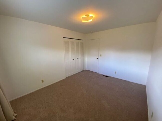 Building Photo - 701 Pine St