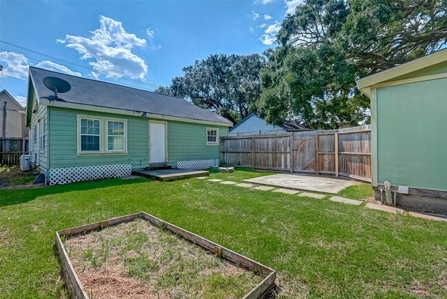 Building Photo - 1018 W Sealy St