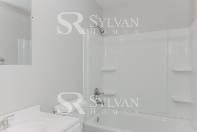 Building Photo - Enjoy living the good life in this 3 bedroom, 1 bathroom home