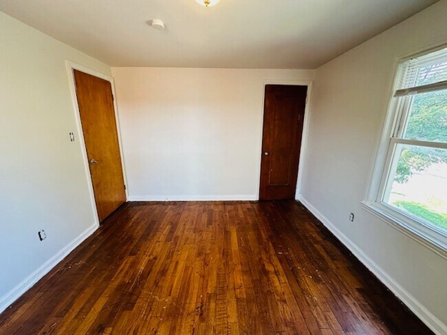 Building Photo - 2 Bedroom 1 Bath Half Duplex  Section 8 Ready