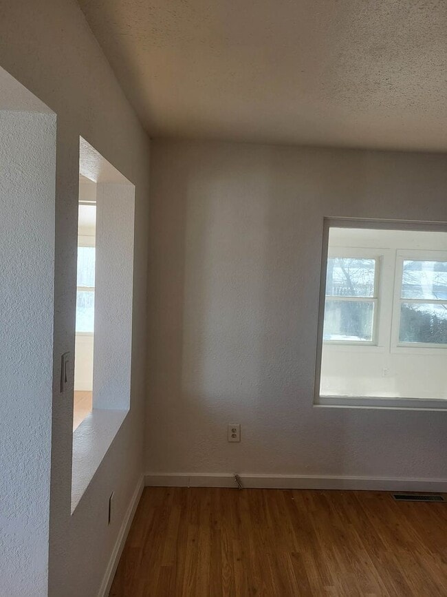 Building Photo - Country Living Close to Town!