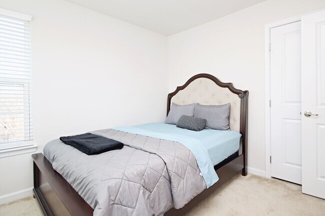 Building Photo - Spacious Pet-Friendly Home Near NGIC