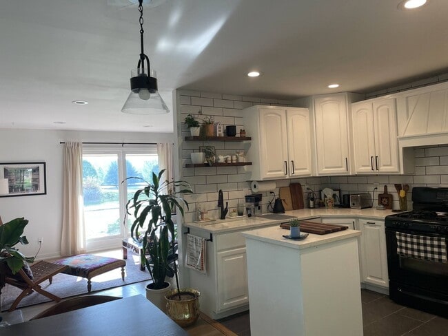 Building Photo - 3 bedrooms, 2 bathrooms, fenced yard!