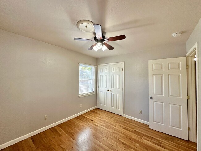 Building Photo - Viewable Now!