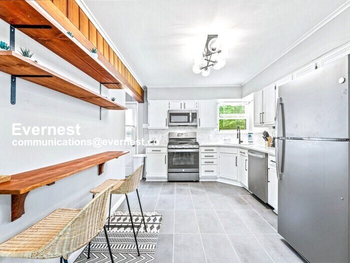 Building Photo - 8633 Westglen Dr