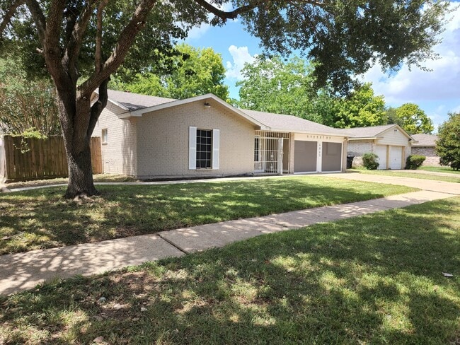 Building Photo - 4865 Beechaven St