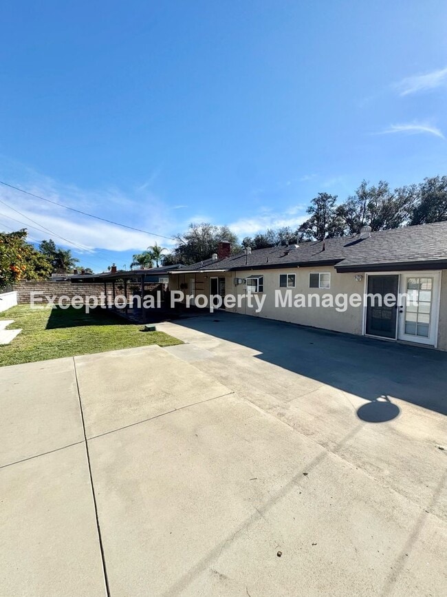 Building Photo - Ready to move in 3 bed 2 bath single story home!